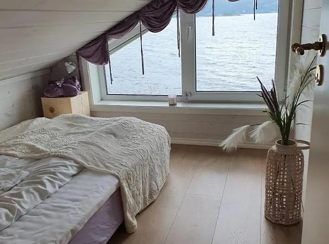 Småstranda Fjord Semesterbostad *